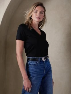Budget 🧨 Banana Republic Luxe Touch V-Neck T-Shirt for women 💯